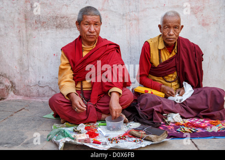 Buddhistische Mönche in Boudhanath Stupa, Kathmandu, Nepal Stockfoto