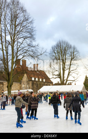 Die Eisbahn auf Winchester Weihnachtsmarkt befindet sich neben der Kathedrale von Winchester in Hampshire, England, UK Stockfoto