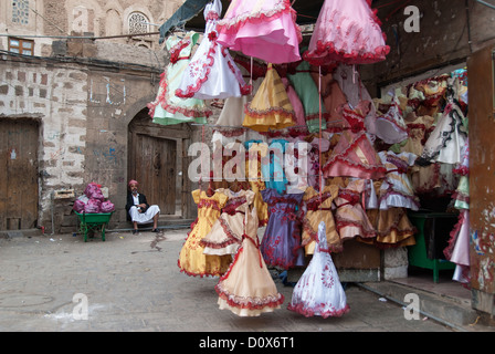 Ein unbekannter Mann verkauft bunten Kleider für Mädchen am 4. Mai 2007 in Sanaa, Jemen. Stockfoto