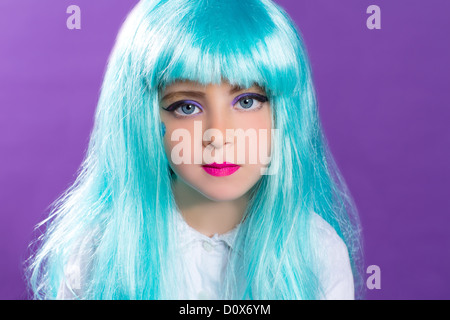 Kinder Mädchen mit blauen Türkis lange Perücke als Fashiondoll auf lila Stockfoto