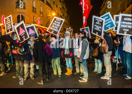 Paris, Frankreich, Aidsaktivisten von Act Up Paris, bei der öffentlichen Demonstration der Association, für den 1. Dezember, Veranstaltungen zum Welt-Aids-Tag, Menschenmenge mit aktivistischen AIDS-Protestschildern auf der Straße, Gesundheitswesen Menschenrechte Stockfoto