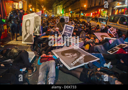 Paris, Frankreich, Aidsaktivisten von Act Up Paris, bei der öffentlichen Demonstration der Association, für den 1. Dezember, Veranstaltungen zum Welt-Aids-Tag Menschenmenge legt nieder, die-in-Kampagne für Straßenhilfsmittel, traurige Menschenmenge, Plakat auflegen, Menschenrechte im Gesundheitswesen Stockfoto