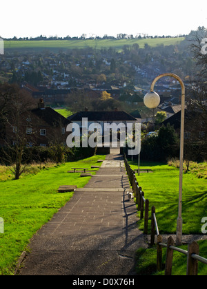 Luftaufnahme von Guildford von Cathedral Hill Park Scheune im Vordergrund und dem Berg im Hintergrund zeigt. Stockfoto