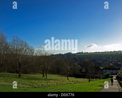 Luftaufnahme von Guildford von Cathedral Hill Park Scheune im Vordergrund und dem Berg im Hintergrund zeigt. Stockfoto