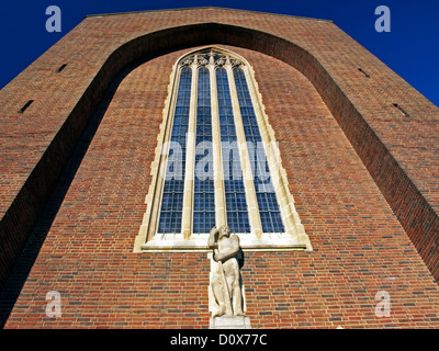 Eric Gill "St. Johannes der Täufer" über dem südlichen Tor der Kathedrale-Kirche des Heiligen Geistes von Sir Edward Maufe entworfen. Stockfoto