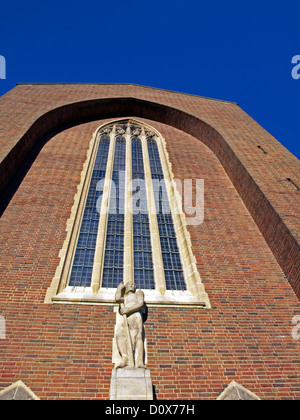 Eric Gill "St. Johannes der Täufer" über dem südlichen Tor der Kathedrale-Kirche des Heiligen Geistes von Sir Edward Maufe entworfen. Stockfoto