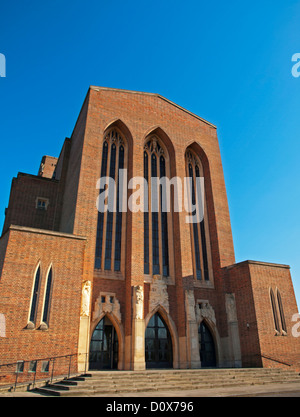 Die Kathedrale des Heiligen Geistes (Guildford Kathedrale), entworfen von Sir Edward Maufe Haupteingang zeigt. Stockfoto