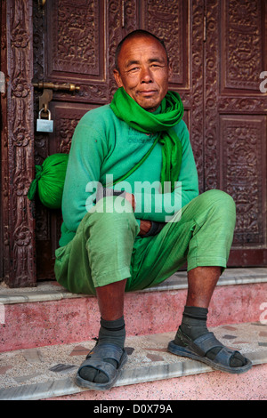 Ein männlicher Pilger in Boudhanath, Kathmandu, Nepal ruhen Stockfoto