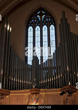 Innenraum der Kathedrale-Kirche des Heiligen Geistes (Guildford Kathedrale) zeigt Orgelpfeifen. Stockfoto