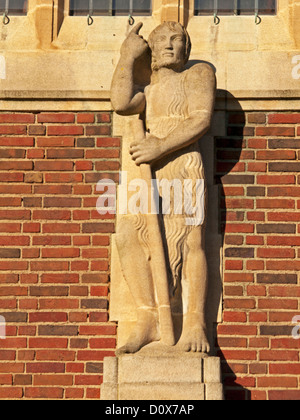 Eric Gill "St. Johannes der Täufer" über dem südlichen Tor der Kathedrale-Kirche des Heiligen Geistes von Sir Edward Maufe entworfen. Stockfoto