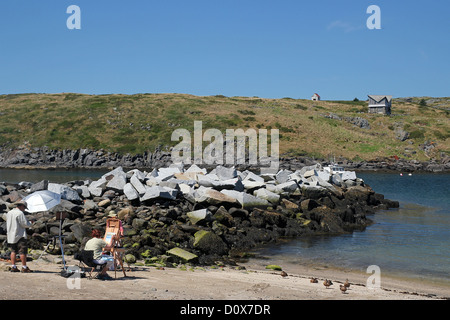 Ein Künstler am Strand auf Monhegan Island, Maine, mit Blick auf nahe gelegenen Manana Island Stockfoto