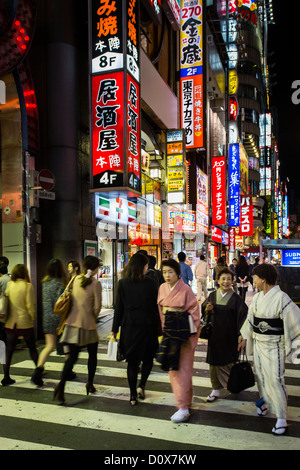 Frauen, die traditionell in Kimono gekleidet gehen für eine Nachtwanderung in den japanischen Bezirk Shinjuku Stockfoto