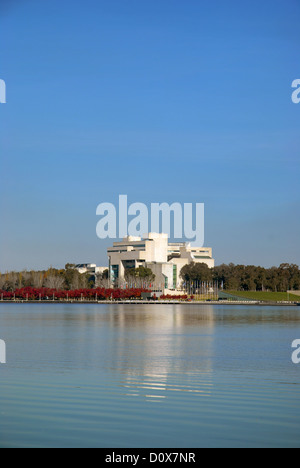 Blick auf Questacon - National Science and Technology Centre auf der anderen Seite des Lake Burley Griffin, Stockfoto