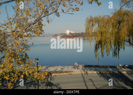 Blick auf Questacon - National Science and Technology Centre auf der anderen Seite des Lake Burley Griffin, Stockfoto