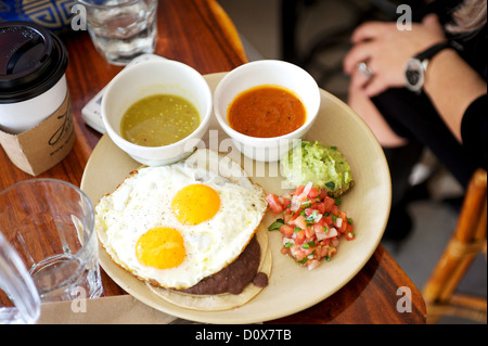 Mexikanisches Frühstück Huevos Rancheros. Eiern, Salsa, Guacamole, traditionelles mexikanisches Frühstück in einem Restaurant. Stockfoto