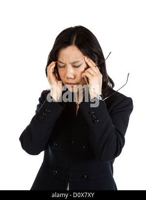 Reife Asiatin mit einem stressigen Moment hält Gläser auf weißem Hintergrund Stockfoto