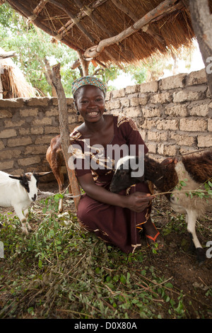 Eine Frau wirft Ziegen in Doba, Tschad, Afrika. Stockfoto