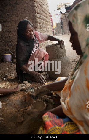 Frauen arbeiten in einer Töpferei in Doba, Tschad, Afrika kooperative. Stockfoto