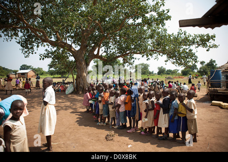 Studierende erhalten Brei in den Pausen eine Schule in Amuria, Uganda, Ostafrika. Stockfoto