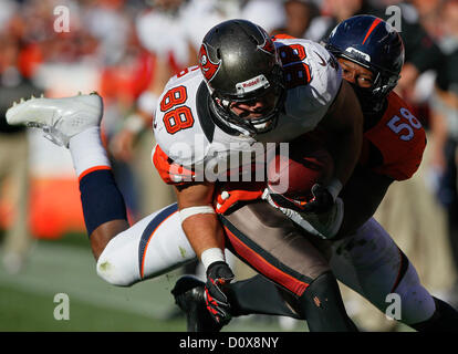 2. Dezember 2012 - Florida, USA - Denver) Tampa Bay Buccaneers-Tight-End Luke Stocker (88) gewinnt 11 Yards vor angegangen von Denver Broncos außerhalb Linebacker Von Miller (58) im ersten Quartal. ZUERST spielen eine halbe Aktion: Die Tampa Bay Buccaneers die Denver Broncos Sports Authority Field at Mile High am Sonntag. Zur Halbzeit führen die Tampa Bay Buccaneers, 10-7. (Kredit-Bild: © Daniel Wallace/Tampa Bay Times/ZUMAPRESS.com) Stockfoto