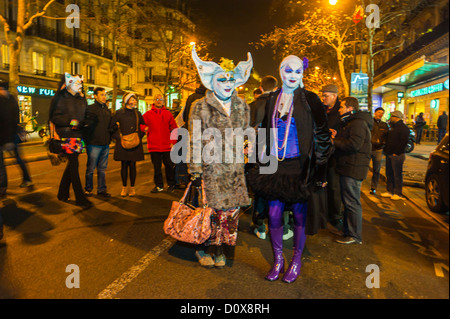 Paris, Frankreich, Crowd-AIDS-Aktivisten der "Schwestern des ewigen Ablasses", Nonnen Kostüme, bei der öffentlichen Demonstration, am 1. Dezember, "Welt-AIDS-Tag"-Veranstaltungen auf der Straße, Aktivisten-AIDS-Protest, Transvestiten Stockfoto