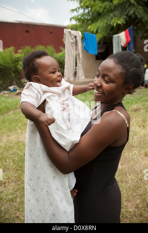 Teenager-Mutter und ihr Baby in ihrem Haus in Kasese, Uganda. Stockfoto