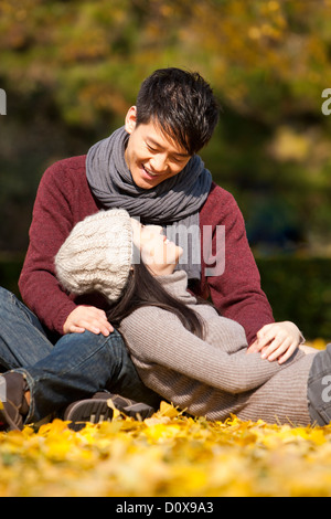 Süsse College paar Blick in die Augen unter der Herbstsonne Stockfoto