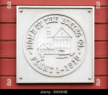 Gedenktafel an der Außenseite des Red Barn, die ursprüngliche Boeing manufacturing Plant, The Museum of Flight, Seattle, Washington, USA Stockfoto