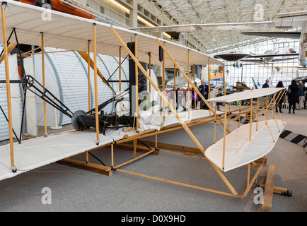 Eine Replik des 1903 Wright Flyer, große Galerie, Museum of Flight, Seattle, Washington, USA Stockfoto