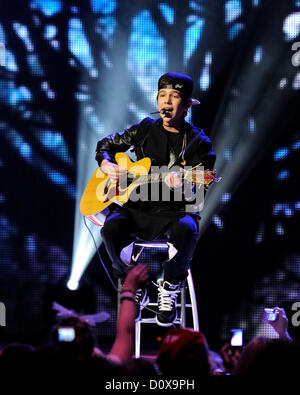 2. Dezember 2012. Toronto, Kanada. VIEL präsentiert The Big Jingle - Kanadas Urlaub Konzertveranstaltung in The Air Canada Centre. Im Bild führt Austin Mahone. Bildnachweis: n8n Foto / Alamy Live News Stockfoto