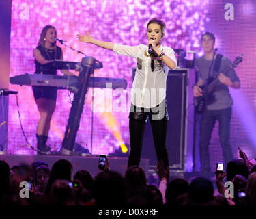 2. Dezember 2012. Toronto, Kanada. VIEL präsentiert The Big Jingle - Kanadas Urlaub Konzertveranstaltung in The Air Canada Centre. Im Bild führt Bridgit Mendler. Bildnachweis: n8n Foto / Alamy Live News Stockfoto