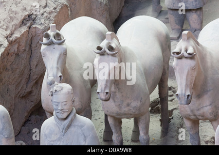 Armee der Terrakotta-Krieger (Bingmayong). 1974 von einem Landwirt in der Nähe von XIan entdeckt. Stockfoto