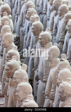 Armee der Terrakotta-Krieger (Bingmayong). 1974 von einem Landwirt in der Nähe von XIan entdeckt. Stockfoto