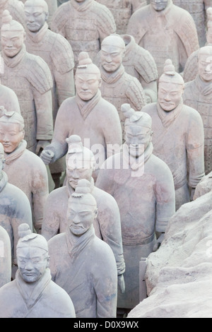 Armee der Terrakotta-Krieger (Bingmayong). 1974 von einem Landwirt in der Nähe von XIan entdeckt. Stockfoto