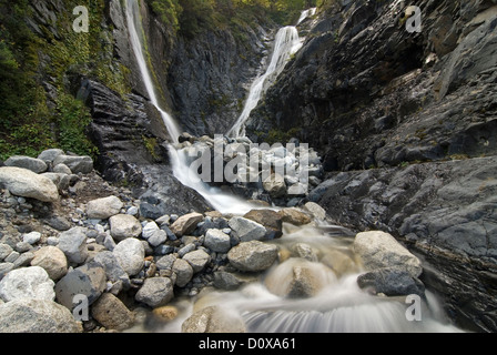 Wasserfall im Valle Del Frances, Torres Del Paine Nationalpark, Patagonien, Chile. Stockfoto