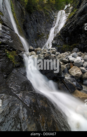 Wasserfall im Valle Del Frances, Torres Del Paine Nationalpark, Patagonien, Chile. Stockfoto