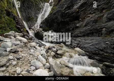 Wasserfall im Valle Del Frances, Torres Del Paine Nationalpark, Patagonien, Chile. Stockfoto