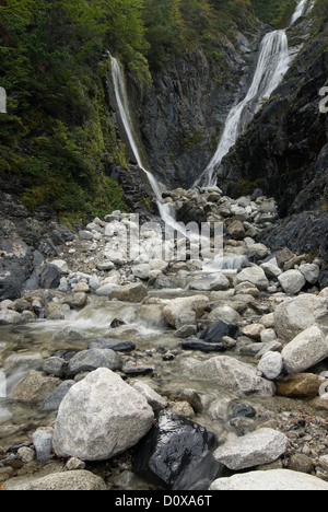 Wasserfall im Valle Del Frances, Torres Del Paine Nationalpark, Patagonien, Chile. Stockfoto