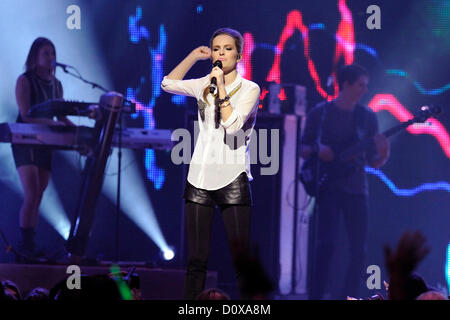 2. Dezember 2012. Toronto, Kanada. VIEL präsentiert The Big Jingle - Kanadas Urlaub Konzertveranstaltung in The Air Canada Centre. Im Bild führt Bridgit Mendler. Bildnachweis: n8n Foto / Alamy Live News Stockfoto