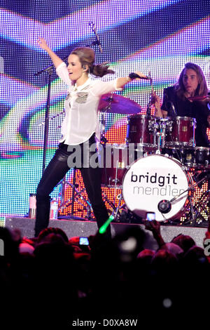 2. Dezember 2012. Toronto, Kanada. VIEL präsentiert The Big Jingle - Kanadas Urlaub Konzertveranstaltung in The Air Canada Centre. Im Bild führt Bridgit Mendler. Bildnachweis: n8n Foto / Alamy Live News Stockfoto