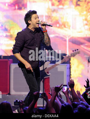 2. Dezember 2012. Toronto, Kanada. VIEL präsentiert The Big Jingle - Kanadas Urlaub Konzertveranstaltung in The Air Canada Centre. Im Bild, französisch-kanadischen Rockband Simple Plan mit Lead-Sänger Pierre Bouvier. Bildnachweis: n8n Foto / Alamy Live News Stockfoto