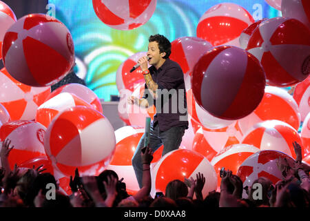 2. Dezember 2012. Toronto, Kanada. VIEL präsentiert The Big Jingle - Kanadas Urlaub Konzertveranstaltung in The Air Canada Centre. Im Bild, französisch-kanadischen Rockband Simple Plan mit Lead-Sänger Pierre Bouvier. Bildnachweis: n8n Foto / Alamy Live News Stockfoto