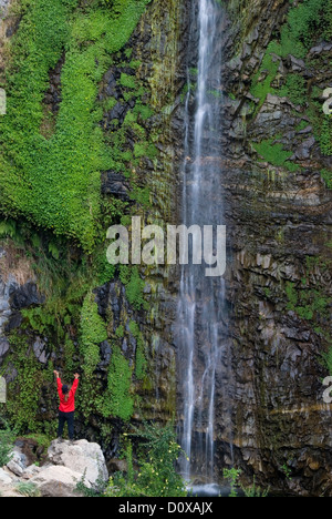 Wanderer auf Cascada de Las Animas, einem Wasserfall in Chiles Maipo Canyon. Stockfoto