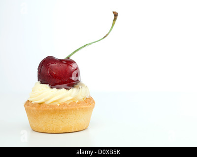 kleine Kirsch-Tarte mit Vanillecreme, isoliert auf weißem Hintergrund Stockfoto