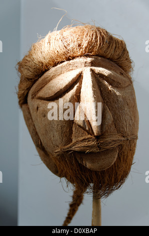 Kokosnuss geschnitzt als menschliche Gesichter auf Sticks als Haushaltsdekoration. Stockfoto