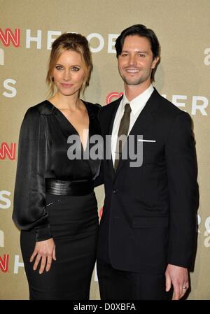 Los Angeles, Kalifornien. 2. Dezember 2012. KaDee Strickland, Jason Behr im Ankunftsbereich für CNN Heroes: ein All-Star Tribute, Shrine Auditorium, Los Angeles, CA 2. Dezember 2012. Foto von: Dee Cercone/Everett Collection Stockfoto