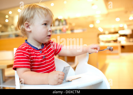 Kleiner Junge im Restaurant. Stockfoto