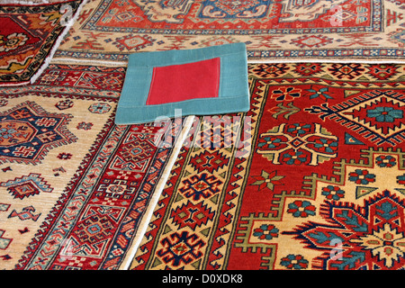 Blauen Teppich mit roten Rahmen und andere wertvolle Orientteppiche zum Verkauf in der boutique Stockfoto