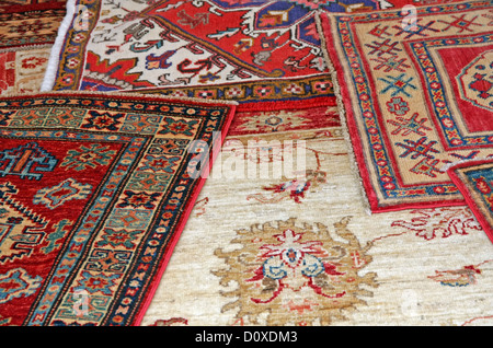 Sammlung von antiken Orientteppiche teuer auf dem Display in der Antiquitäten-boutique Stockfoto