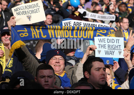 02.12.2012 Milton Keynes, England.  Wimbledon-Fans in Aktion während des FA Cup mit Budweiser zweite Runde Spiel zwischen Milton Keynes Dons (MK Dons) und AFC Wimbledon Stadion: mk. Stockfoto